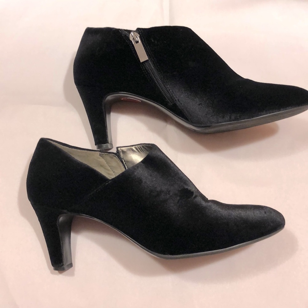 Bandolino Black Velvet Ankle Booties/ Like New